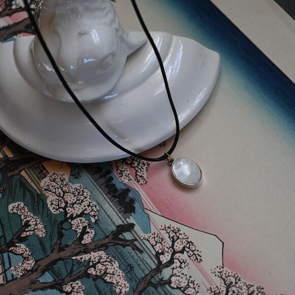 VTG Black Leather Cord Necklace w/ Oval Mother Of Pearl Set In Silver Tone 17.5" - Picture 2 of 7